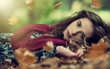 

Обои осень 1280x1024, фото девушка в осенней листве

