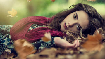 

Обои осень 1280x720, фото девушка в осенней листве

