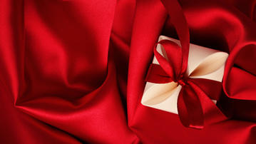 

Обои любовь 1280x720 на рабочий стол, красный шелк, подарок скачать бесплатно высокого качества.

