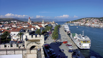 

Обои города 1366x768 Трогир Хорватия Причал

