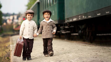 

Обои дети, мальчики, чемодан, поезд

