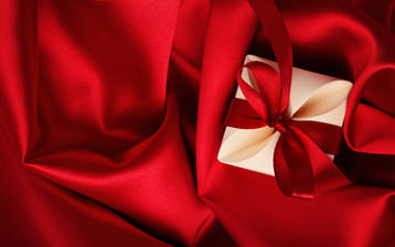 

Обои любовь 1440x900 на рабочий стол, красный шелк, подарок скачать бесплатно высокого качества.

