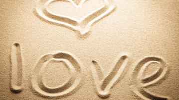 

Красивые фото любовь, сердечко на песке

