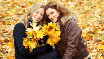 

Обои осень, фото девушки опавшие листья

