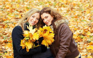 

Обои осень, фото девушки опавшие листья


