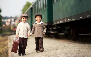 

Обои дети, мальчики, чемодан, поезд

