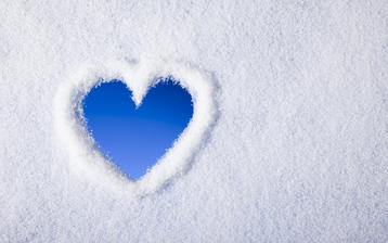 

Картинки любовь, сердечко на снегу скачать бесплатно обои высокого качества


