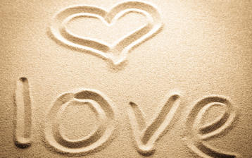 

Красивые фото любовь, сердечко на песке

