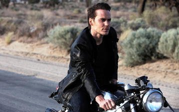 

Фото мужчины, мотоцикл, кожаная куртка

